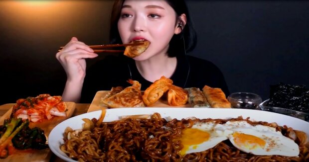 Screenshot: YouTube / 문복희 Eat with Boki