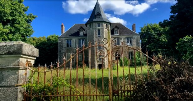 Screenshot: YouTube / Escape To The Dream, Restoring The Château.
